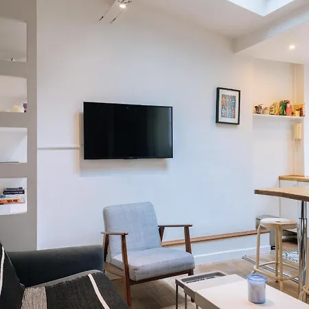 Modern 1 Bedroom Near Eiffel Tower Apartment